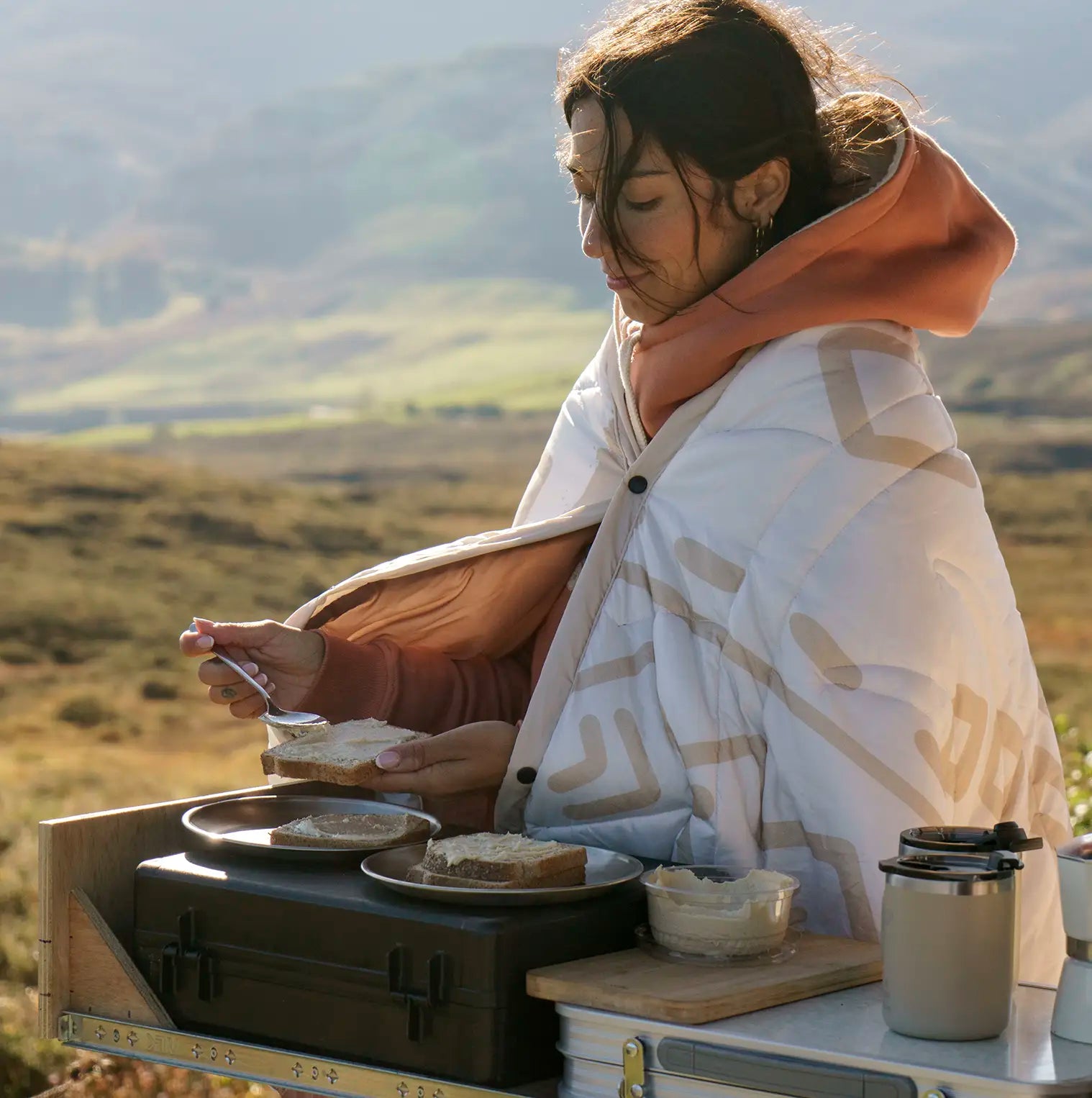 Manta outdoor como capa para montaña