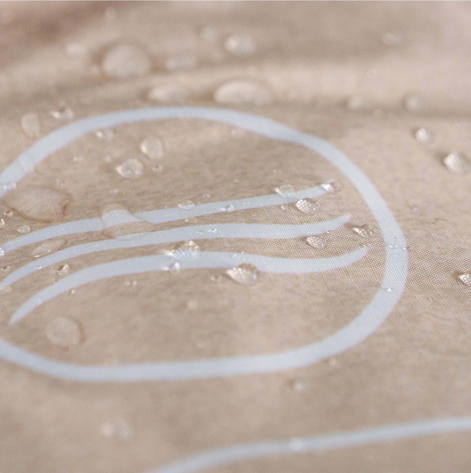 Detalle manta impermeable con diseño Simba