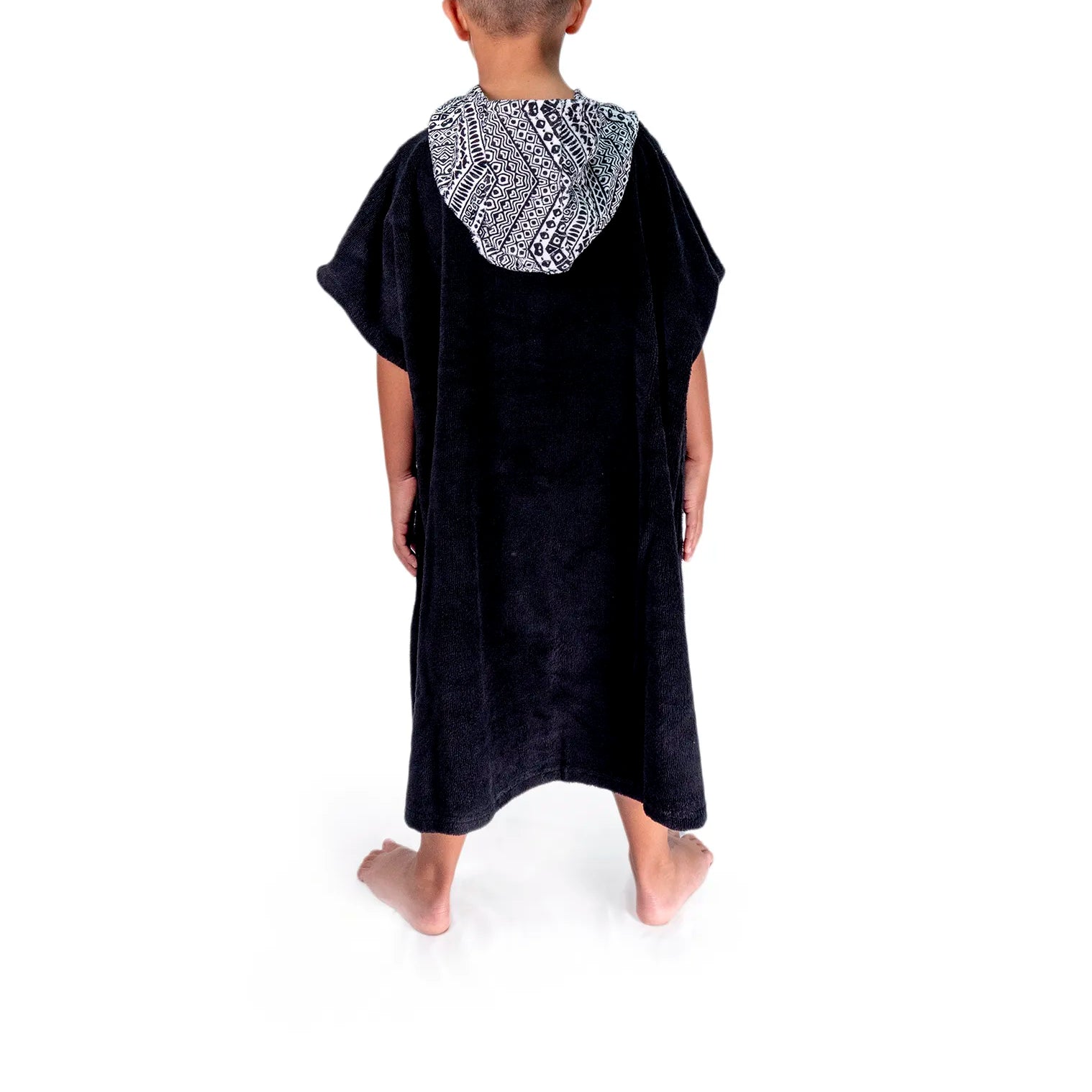 Poncho niño color negro y blacno por detrás