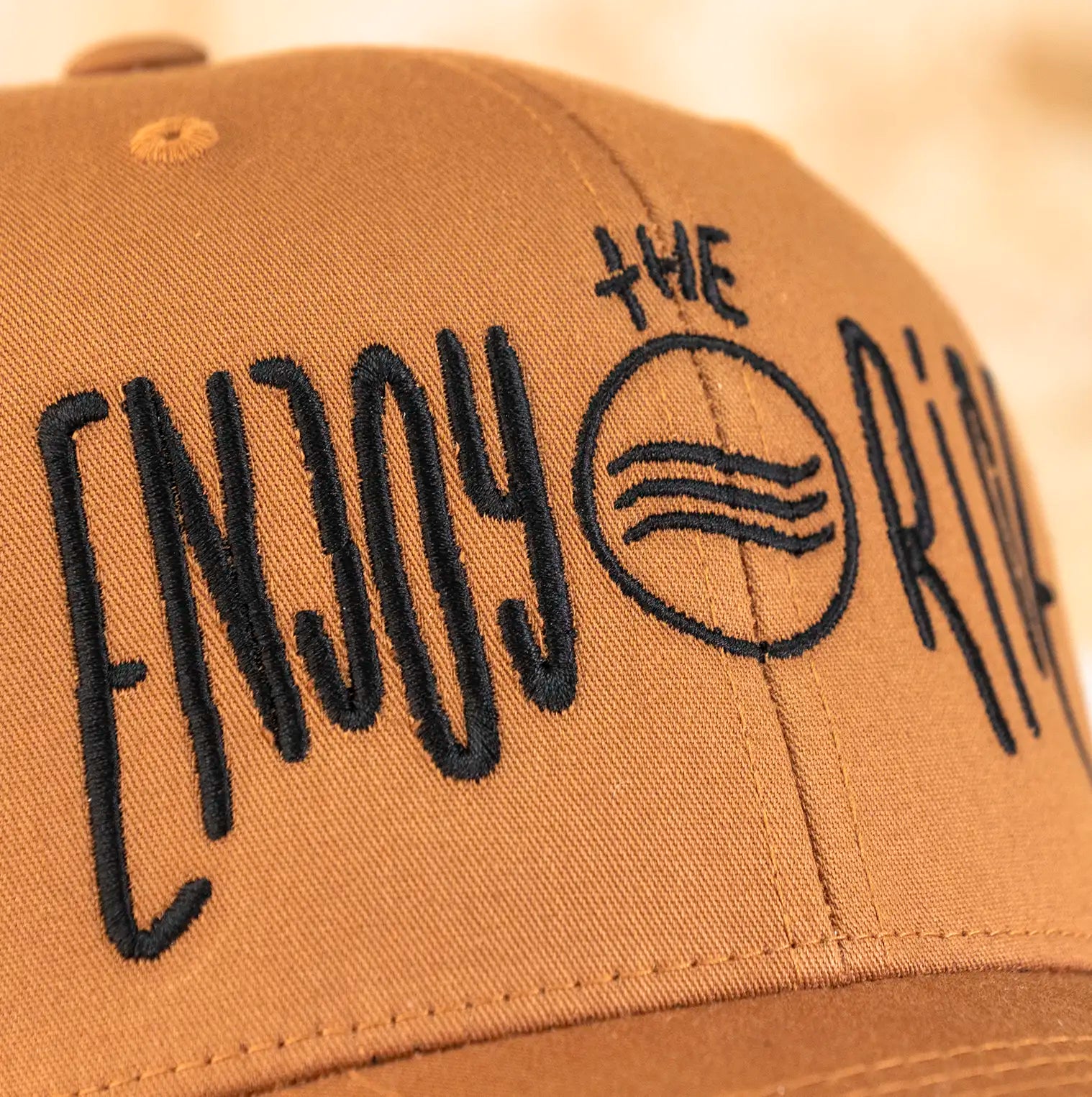 Bordado Enjoy the Ride en gorra Glassy