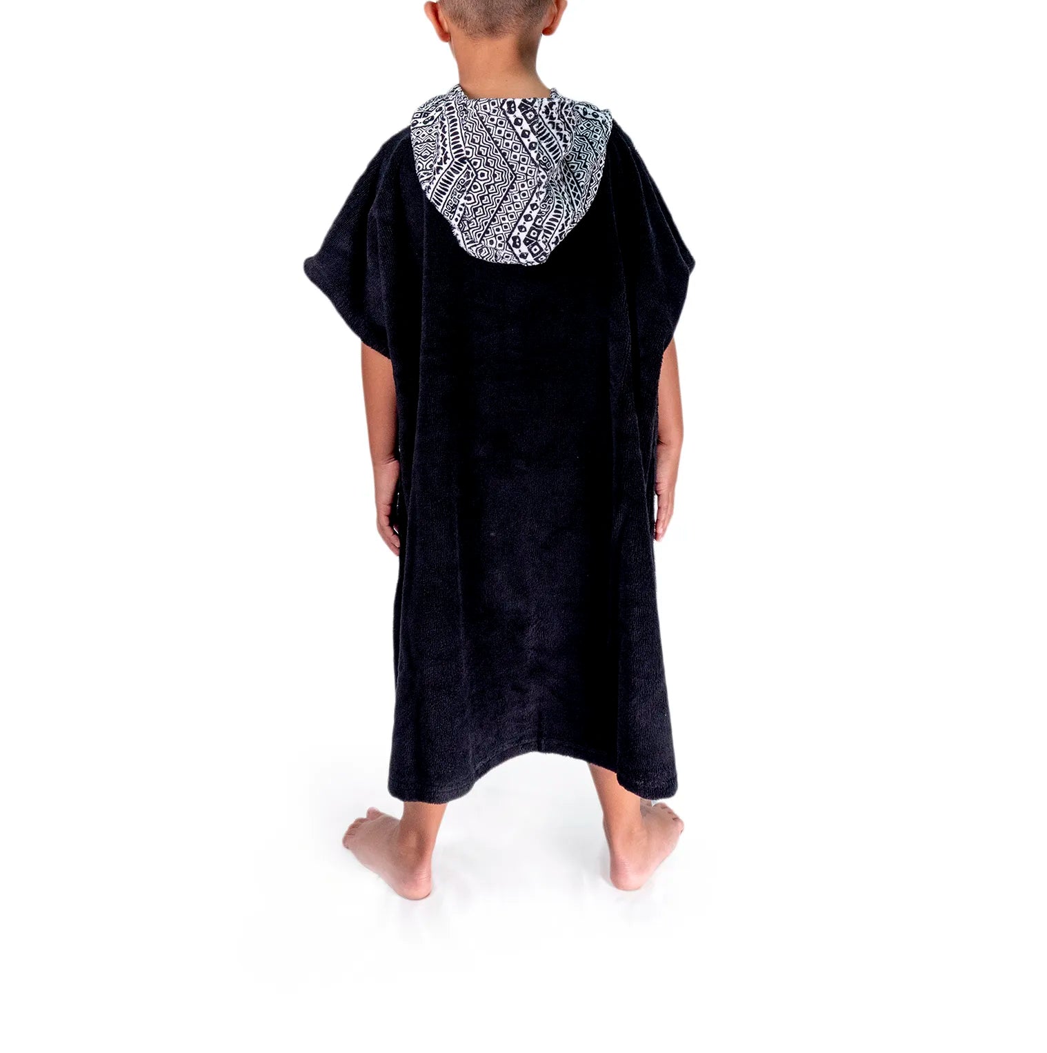 Poncho niño color negro y blacno por detrás