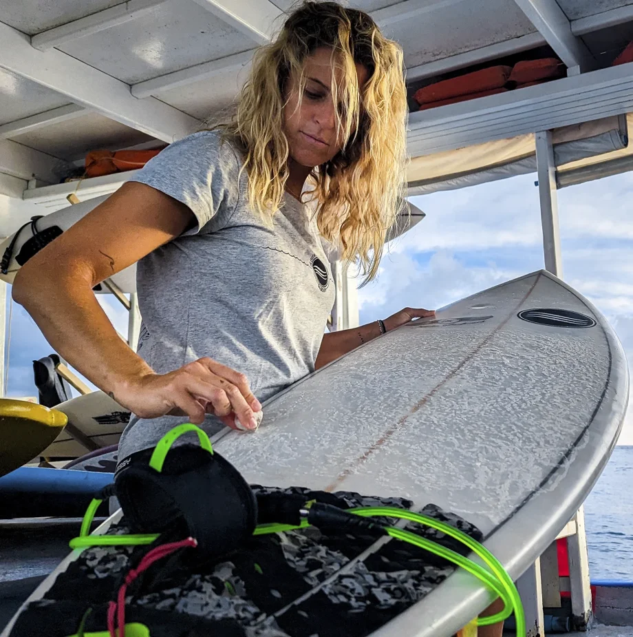 La camiseta Glassy que captura el espíritu de los viajeros y amantes del surf.