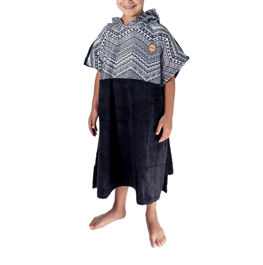 Poncho niño color negro y blanco