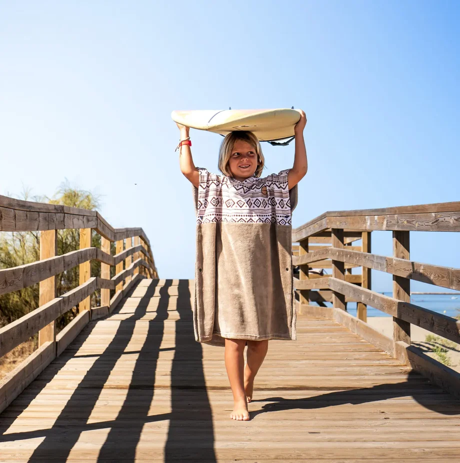 Poncho de plage pour enfants - S'amuser à surfer sur la plage