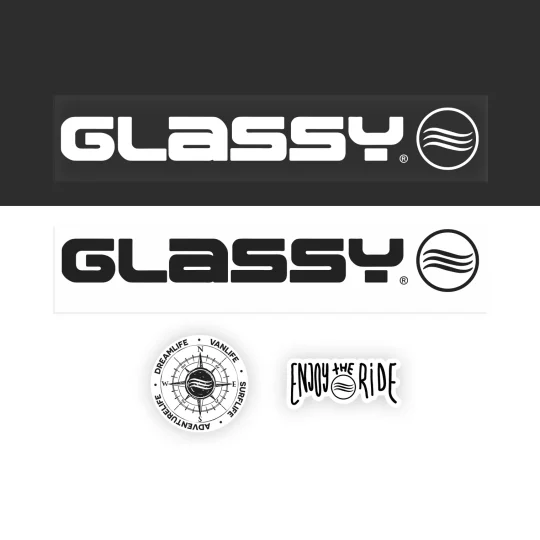 Este pack incluye estas pegatinas para furgo: 1 Pegatina Glassy Blanca, 1 Pegatina Glassy Negra, 1 Pegatina Enjoy The Ride, 1 Pegatina Rosa de los vientos Glassy